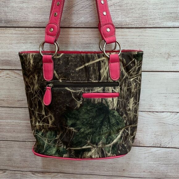 NEW WITH TAGS P‎ & G COLLECTION CAMO AND HOT PINK EMBELLISHED CROSS BAG - Picture 7 of 11